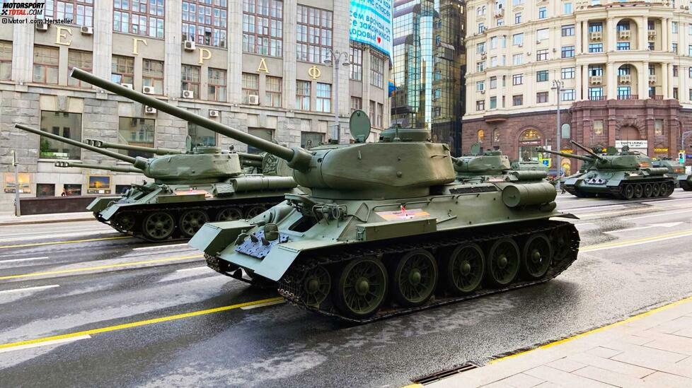 Natürlich wäre eine Parade zum 75. Jahrestag des Sieges über Hitler-Deutschland ohne das Hauptsymbol des Heldentums des sowjetischen Volkes - die legendären T-34-Panzer - undenkbar gewesen.
Vor einem Jahr wurden drei Dutzend der inzwischen seltenen Panzer nach Laos gebracht, wo sie restauriert wurden. Jetzt passierte ein Bataillon T-34-85 den Roten Platz.
Einige von ihnen wurden nach dem Krieg hergestellt, und zwar nicht in der UdSSR, sondern höchstwahrscheinlich in der Tschechoslowakei, aber dennoch ist das Ausmaß beeindruckend.
Wohl in keinem Militärmuseum wird man so viele T-34 auf einem Fleck finden.