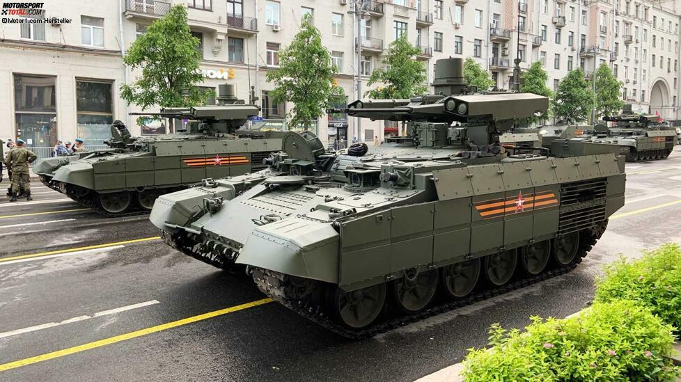 Hier ist der BMPT, ein Panzerunterstützungskampffahrzeug, das Fahrzeuge und Soldaten vor Granatwerfern, Artillerie und anderen Bedrohungen bis hin zu feindlichen gepanzerten Fahrzeugen schützen soll.
Die Entwickler behaupten, dass der 