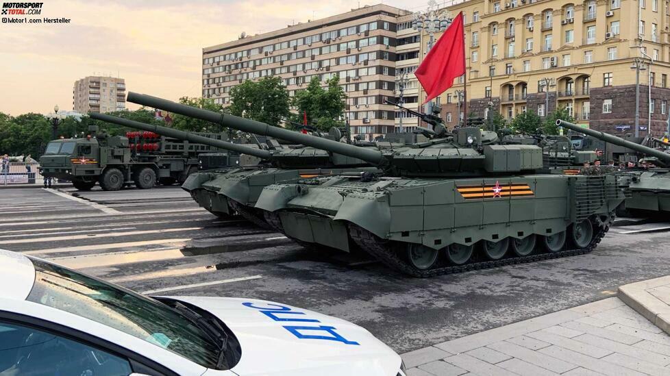Die Gasturbinenmotoren sind noch nicht tot. Der bewährte T-80-Panzer ist bereits bei den im hohen Norden und in der Arktis stationierten Einheiten der russischen Armee im Einsatz. Dort erweist sich die Turbine immer noch als sehr stark, gut an das kalte Wetter angepasst und erneut aktualisiert.
In der BVM-Version erhielt der Kampfpanzer ein neues Sosna-U-Sichtsystem, Relic-Verteidigungselemente und moderne Kommunikationsmittel. Damit steht der T-80BVM hinsichtlich der Kampfeffizienz dem älteren T-72B3 in nichts nach.
Auf dem Roten Platz war zum ersten Mal ein modernisierter Achtziger mit dem charakteristischen kecken Pfeifen einer Gasturbine zu sehen und zu hören.