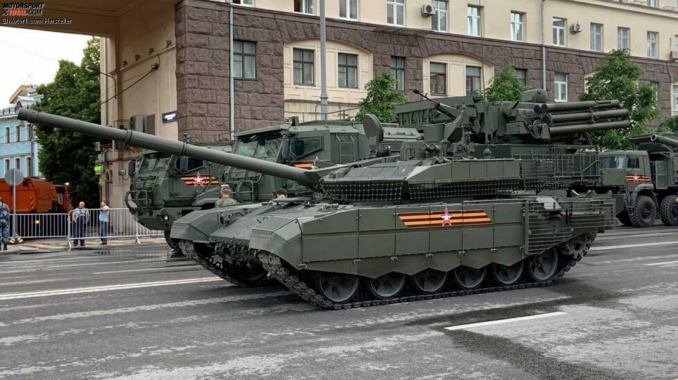 Im Jahr 2020 begannen die russischen Truppen mit der Auslieferung einer neuen Version des Kampfpanzers T-90 mit einem grundlegend anderen Turm, der leicht an der hinteren Nische zu erkennen ist, in der die Munition für den modernisierten 125-mm-Kanonenwerfer deponiert wird.
Darüber hinaus ist die Breakthrough-Version mit einem 1.130 PS starken Dieselmotor, einem Automatikgetriebe, einem fortschrittlichen digitalen Ziel- und Feuerleitsystem, einem verbesserten kombinierten Schutz mit Anti-Kumulationsgittern und Relic-Modulen ausgestattet.
Im Hintergrund befindet sich das aktualisierte Flugabwehrraketen- und Kanonensystem Pantsir-SM auf dem achträdrigen Fahrgestell des K-53958 Tornado. Es wird von einem 600 PS starken Dieselmotor angetrieben; es fährt auf einer unabhängigen hydropneumatischen Federung und verfügt über eine gepanzerte Kabine mit Minenschutz.
Eine grundlegende Neuerung ist das Erscheinen von Kleinraketen in der Bewaffnung, um Angriffe von Drohnen abzuwehren.