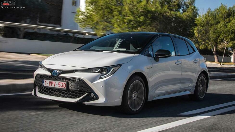 Warum wurde in Europa der Name Corolla in Auris geändert? Das ist immer noch eine Frage, die wir uns immer wieder stellen ... und deren Antwort wir nicht kennen. Tatsächlich wurde der kompakte Toyota zwischen 2006 und 2018 unter diesem Namen vermarktet.
Auf jeden Fall ist die zwölfte Generation wieder zum ursprünglichen Namen zurückgekehrt. Vorgestellt wurde der neue Corolla aber tatsächlich noch als Auris.
Jahre der ursprünglichen Modellproduktion: seit 1966 (zwölf Generationen)
Jahre der 