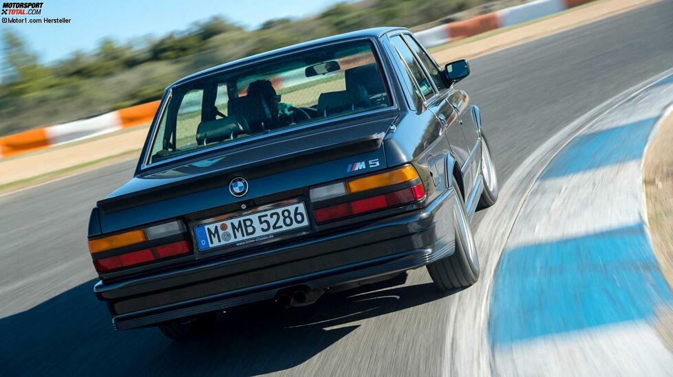 Im 4,62 Meter langen BMW M5 der ersten Generation trafen die bereits erwähnten 286 PS auf 1.430 Kilogramm Leergewicht. In 6,5 Sekunden spurtete die Limousine auf Tempo 100, maximal waren 245 km/h möglich.
Das hatte seinen Preis: Satte 80.750 DM begrenzten die Stückzahl bis 1987 auf lediglich 2.241 gebaute Fahrzeuge.