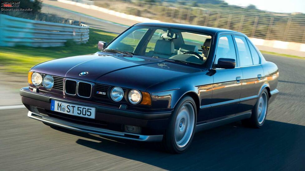 Die dritte Generation der BMW 5er-Reihe (E34) sorgte 1988 für Aufsehen. Noch im gleichen Jahr folgte ein neuer M5. 
Aus 3,8 Liter Hubraum wurden zunächst 315 PS geholt, die es mit gut 1,7 Tonnen Leergewicht zu tun bekamen. In 6,3 Sekunden beschleunigte der E34 S auf Tempo 100.