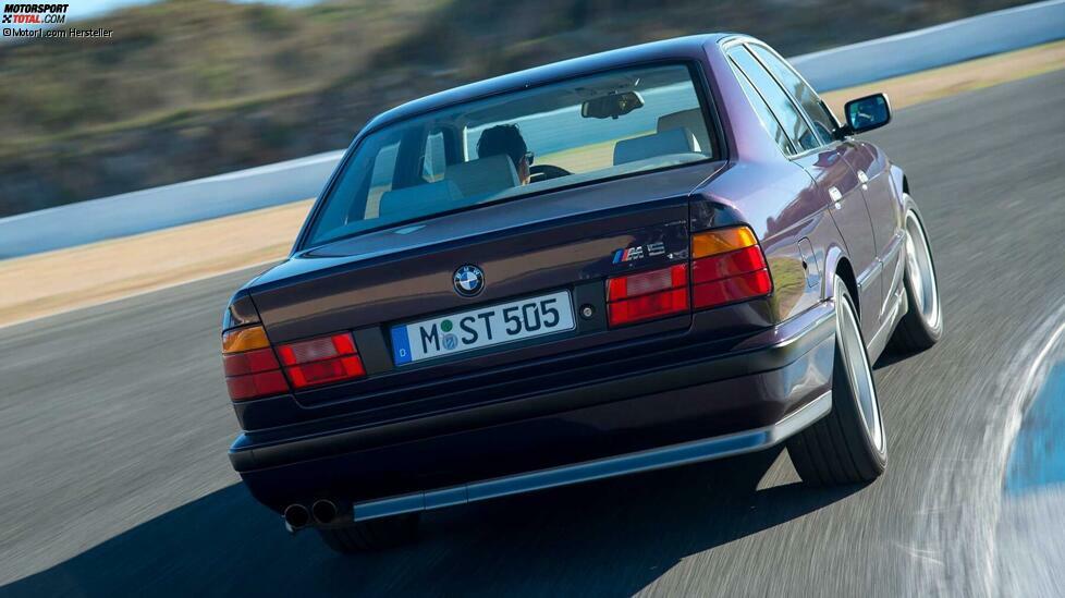 1992 pumpte BMW noch mehr Leistung in den M5: 340 PS waren es nun. Zeitgleich erschien in einer Kleinserie der M5 erstmals als Kombi. 
Exakt 120.850 Mark kostete 1992 die Limousine. Bis 1995 entstanden insgesamt 3.019 M5.