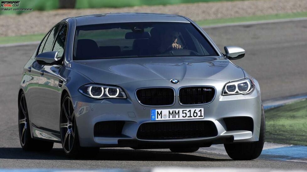 2011 folgte die fünfte Generation des BMW M5 auf Basis der intern F10 genannten 5er-Reihe. Bei ihr kehrte BMW zum V8 zurück, ergänzte diesen aber nun mit Turbotechnik.
Genauer gesagt: Mit einem zweifachen Twin-Scroll-System mit zylinderbankübergreifendem Abgaskrümmer. Lohn des Aufwands: 560 PS, die von einem 7-Gang-Doppelkupplungsgetriebe und einer aktiven Differenzialsperre an der Hinterachse gebändigt werden.