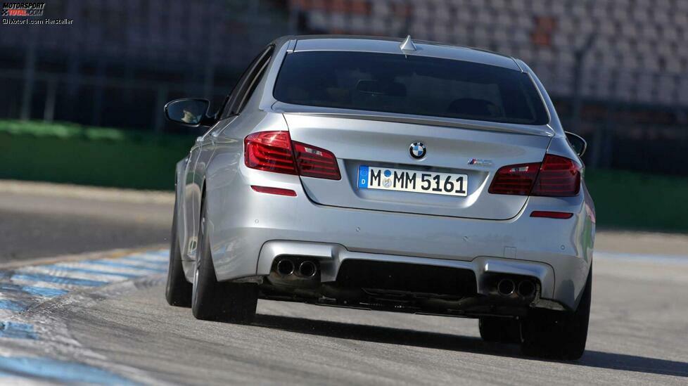 In nur 4,3 Sekunden beschleunigte der intern F10M genannte Wagen auf 100 km/h. Ab September 2013 war der M5 auch in Verbindung mit dem optionalen, aufpreispflichtigen Competition-Paket lieferbar; die maximale Leistung stieg durch das Anheben des Ladedrucks in den oberen Drehzahlbereichen um 15 PS auf 575 PS.
Im Paket enthalten war unter anderem eine modifizierte Abgasanlage. Das Fahrwerk wurde um weitere 10 Millimeter abgesenkt und mit einer sportlich-direkteren Lenkung ausgestattet.