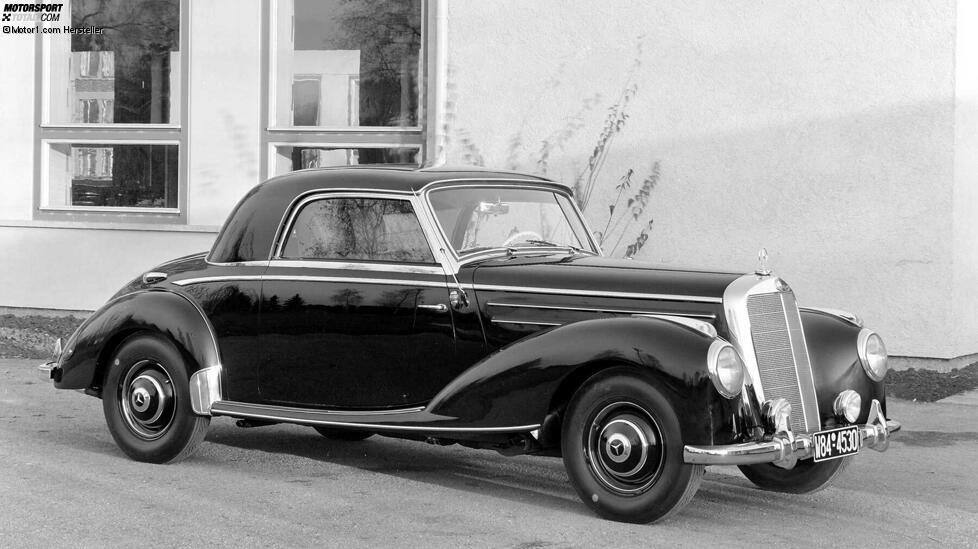 Es war der Mercedes 300, der die großen Stuttgarter Limousinen nach dem Zweiten Weltkrieg wieder zum Leben erweckte. Die Ingenieure wollten etwas Neues entwickeln, etwas Schöneres und vor allem Bequemeres. Trotzdem sollte in vielerlei Hinsicht ein angemessener Abstand zu den großen amerikanischen Autos eingehalten werden.
Um also ihr Know-how zu demonstrieren (wir befinden uns in den frühen 1950er-Jahren), beschlossen die Deutschen, sich auf die Sicherheit zu konzentrieren und sie zur Speerspitze der S-Klasse zu machen. So ist der Wagen mit stärkeren Scharnieren und Türschlössern ausgestattet, um ein Abreißen der Türen im Falle eines Unfalls zu verhindern. Aber auch vordere Trommelbremsen des Duplex-Typs, mit einer gleichmäßigen Verteilung der Kräfte zwischen den beiden Trommeln.
Obwohl das Bild einen W187 (Coupé) zeigt, sind die Entwicklungen identisch. Es besteht bereits die Bereitschaft, Luxus in vielen Formen anzubieten.