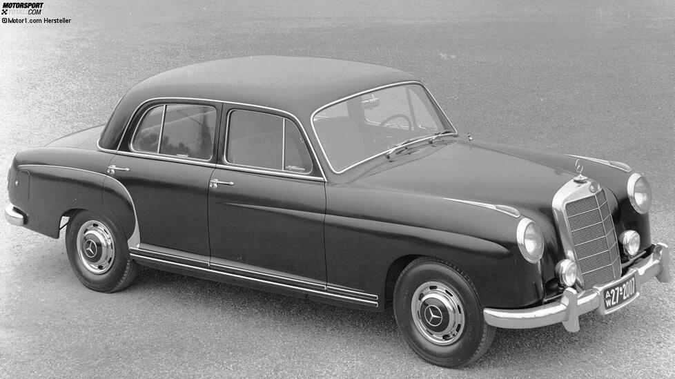 Die nächste Generation der S-Klasse folgt 1954: Der Typ 220 (W 180) ist das erste Mercedes-Sechszylinder-Modell in selbsttragender Bauweise. Seine moderne Ponton-Karosserie bietet einen bislang nicht gekannten Raumkomfort. Für exzellentes Fahrverhalten sorgt die aus dem Rennsport übernommene hintere Eingelenkpendelachse mit tief liegendem Drehpunkt.