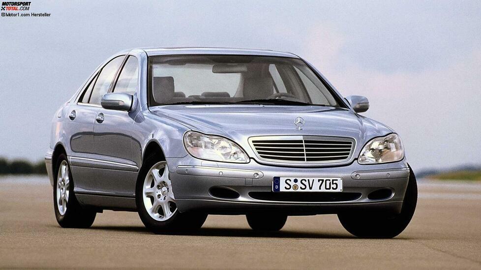 1998 kommt die S-Klasse der Baureihe 220 als Höhepunkt der damaligen Produktoffensive von Mercedes-Benz auf den Markt. Im Vergleich zum Vorgänger ist sie von einem schlankeren Design geprägt.
Zu den Innovationen dieser S-Klasse gehören das Bedien- und Anzeigesystem COMAND, der Abstandsregeltempomat DISTRONIC, das aktive Fahrwerk Active Body Control ABC (1999) und das vorbeugende Insassenschutzsystem PRE-SAFE (2002).
Stichwort DISTRONIC und adaptive Geschwindigkeitsregelung. Mercedes war nicht die erste Marke, die mit diesem Thema aufwartete. Mitsubishi und Toyota hatten das Problem bereits in Angriff genommen und Serienfahrzeuge mit diesem adaptiven Tempomat produziert. 
Die Japaner entwckelten eine Technologie, die auf einem Lidar-System basiert (das mit einem Laser arbeitet), aber sie war für Mercedes nicht präzise genug. Der Stern entwickelte also eine Technologie mit einer echten Radarantenne. Das Auto ruft viel präzisere Informationen so schneller ab. Heute nutzt fast jedes Auto des Durchschnittsbürgers diese Technologie.