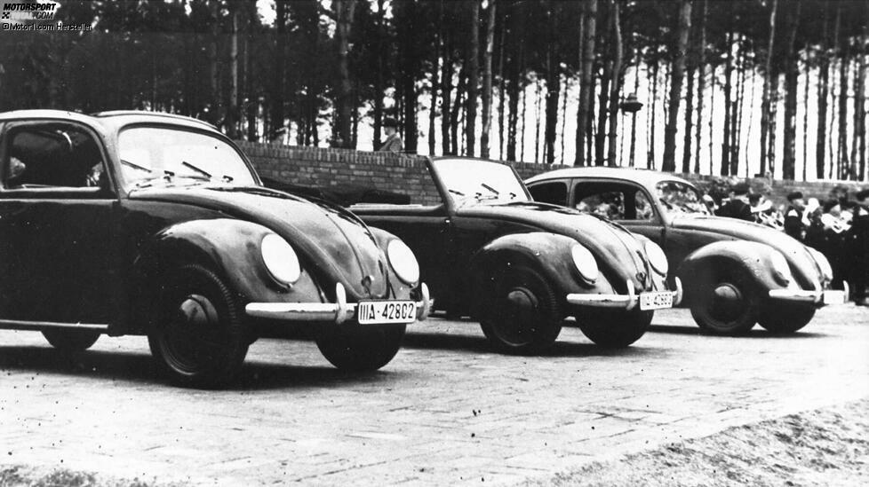 Die Geschichte der Marke Volkswagen beginnt mit dem Käfer, der ab 1934 als Vorzeigeprojekt des deutschen NS-Staates entwickelt wird. Am 28. Mai 1937 als Gesellschaft zur Vorbereitung des Deutschen Volkswagens mbH formal gegründet, errichtet das 1938 in Volkswagenwerk GmbH umbenannte Unternehmen im heutigen Wolfsburg sein Hauptwerk.
Bereits zur Grundsteinlegung war auch ein Cabriolet am Start. Damals hieß der spätere Käfer noch 