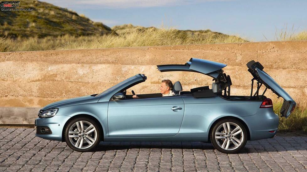 Erst im Jahr 2006 brachte VW wieder ein Cabriolet auf den Markt. Und zwar zum ersten und einzigen Mal mit einem Metallklappdach: den Eos. 
Mit Blick auf diesen Cabrio-Trend war VW relativ spät dran. Gut zu sehen ist auf dem Foto die aufwändige dreiteilige Dachkonstruktion. 2010 wurde der Eos einer Modellpflege unterzogen, 2015 endete die Produktion.