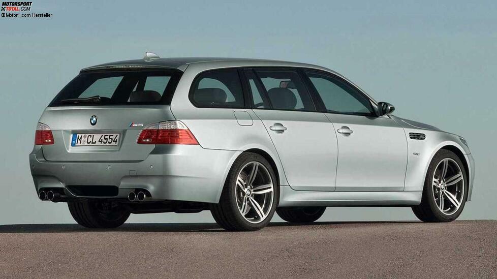 Wenn von Hochleistungs-Limousinen die Rede ist, taucht immer der Name des BMW M5 auf. Erinnern Sie sich, dass es auch mal eine Familienvariante gab? Ja, es gab in der fünften Generation einen Kombi, den M5 Touring: ein Konkurrent für den Audi RS 6 Avant.
Natürlich hatte der M5 Touring der Baureihe E61 den unvergleichlichen V10-Saugbenziner mit 507 PS Leistung: Genug für 250 km/h Höchstgeschwindigkeit (abgeregelt) und 4,8 Sekunden für den Sprint von 0 auf 100 km/h. Neupreis? 102.500 Euro.