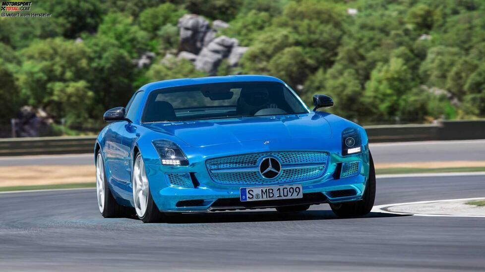 Wenn wir über dieses Auto sprechen, sprechen wir zweifellos über ein Auto, das seiner Zeit voraus ist: ein elektrisches Superauto, als emissionsfreie Autos noch mit einer gewissen Skepsis betrachtet wurden.
Der Mercedes SLS AMG Electric Drive verfügte über vier Elektromotoren, einen für jedes Rad, die für eine Leistung von 750 PS (556 kW) sorgten. Dies bedeutete, dass er eine Höchstgeschwindigkeit von 250 km/h (abgeregelt) hatte und in der Lage war, in 3,9 Sekunden von 0 auf 100 km/h zu beschleunigen. Seine Reichweite betrug jedoch nur 250 Kilometer im NEFZ-Zyklus.
Präsentiert zur gleichen Zeit wie eine andere Ikone, dem SLS AMG Black Series, betrug der Preis des Elektro-SLS 434.000 Euro.