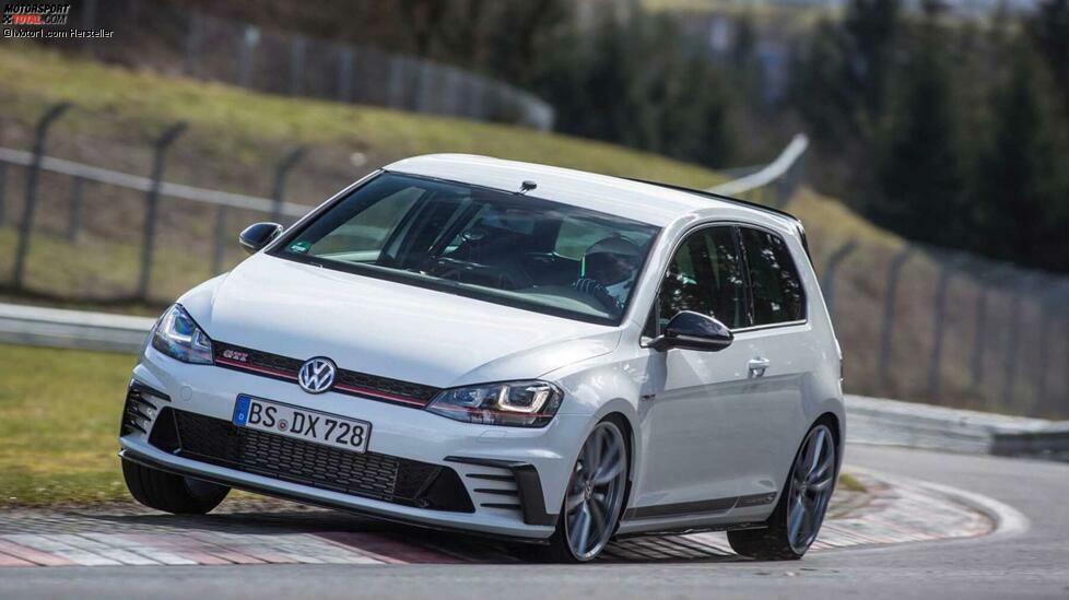 Beim GTI Clubsport S handelt es sich um das speziellste Modell der siebten Generation des VW Golf GTI. Zugleich ist es der breiten Öffentlichkeit völlig unbekannt.
Mit 310 PS wurde der Clubsport S als leistungsstärkster GTI aller Zeiten positioniert. Und dank einer Reihe von Verbesserungen, wie dem Ausbau der Rücksitze, einem speziellen Aerodynamik-Kit und Michelin Pilot Sport Cup 2 Reifen, wurde er damals zum schnellsten Frontantriebsmodell auf der Nürburgring-Nordschleife.
Nur 400 Einheiten wurden produziert, davon 100 für Deutschland, was den regulären GTI Clubsport mit 