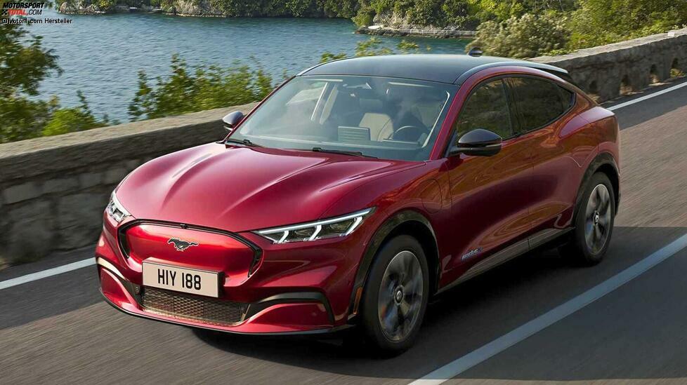 Was für VW der ID.3, ist für Ford der Mustang Mach-E: Mit dem unzweifelhaft vom Mustang inspirierten Elektroauto soll eine Zeitrechnung beginnen. 
Der Mustang Mach-E ist ein rein elektrisch angetriebenes SUV, das etwa so groß ist wie der Skoda Kodiaq. 
Es wird zahlreiche Varianten geben: mit Hinterrad- und Allradantrieb, mit kleiner oder großer Batterie, mit verschiedenen E-Motoren. Die Basisversion mit 258 PS, Hinterradantrieb und 450 Kilometer Reichweite kostet in Deutschland 46.900 Euro. Wohlgemerkt mit 19 Prozent Mehrwertsteuer, da die Auslieferung erst nach dem 1. Januar 2021 beginnt, wie der Preisliste zu entnehmen ist.