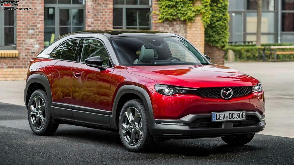 Das erste Elektroauto von Mazda heißt MX-30. Das neue Modell ist ein 4,40 Meter langes SUV. Der MX-30 hat gerade mal 200 Kilometer Reichweite nach WLTP. Die Batterie ist auch lediglich 35,5 kWh groß. Laut Mazda soll diese Größenordnung am nachhaltigsten sein. Die Leistung beträgt 107 kW (145 PS) und 271 Nm.
Die Preise beginnen mit der neuen Mehrwertsteuer bei 32.646 Euro. Beim Händler steht der Wagen ab 25. September 2020. Eine Besonderheit sind die Selbstmördertüren hinten.