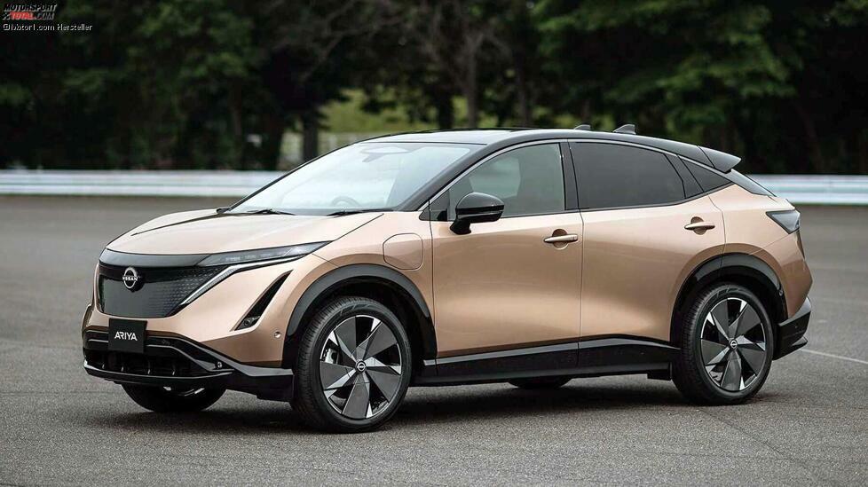 Nissans neues Elektro-SUV wird erst 2021 auf den Markt kommen. Mit 4,59 Meter Länge ist der Ariya etwa so groß wie ein X-Trail, hat aber eine Coupé-SUV-Optik. Fünf Versionen sollen in Europa angeboten werden, darunter Fronttriebler und Allradler mit verschiedenen Leistungen und Akkugrößen.
Die Basisversion schafft mit ihrer 64-kWh-Batterie rund 360 Kilometer, der E-Motor bringt eine Leistung von 160 kW (218 PS). Der zweite Fronttriebler hat eine 87-kWh-Batterie und schafft rund 500 km mit einer Ladung. Die übrigen drei Versionen sind Allradler mit 64 kWh oder 87 kWh, wobei es den Allradler mit großer Batterie auch in einer Performance-Version geben wird. Aufgeladen wird in Europa über einen CCS-Anschluss.