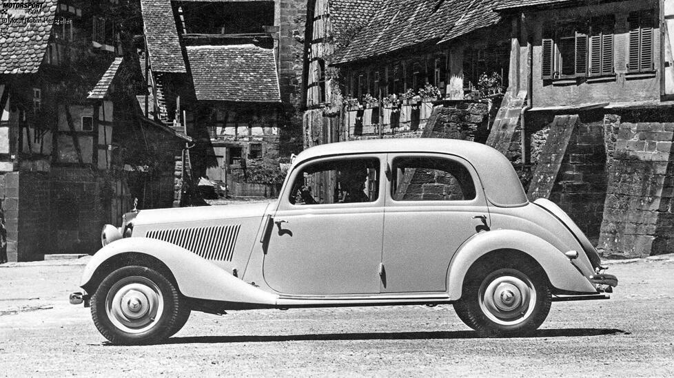 1947 kommt die 170 Limousine als erster Nachkriegspersonenwagen von Mercedes-Benz auf den Markt. Der 28 kW (38 PS) starke 170 V (von 1950 an 33 kW/45 PS) mit vollsynchronisiertem Viergang-Schaltgetriebe wird ? wie bereits in den 1930er-Jahren ? zum Rückgrat des Personenwagenprogramms von Mercedes-Benz.
Die Stärken des Fahrzeugs würdigt beispielsweise die schweizerische ?Automobil Revue? im Heft 12/1950. Dort heißt es: ?Der Mercedes-Benz Typ 170 V ist aus dem jugendlichen Alter eines Autos schon lange herausgewachsen. Aber ist es nicht ein Fahrzeug, das in seiner Leistung, in seiner Anspruchslosigkeit, seiner Wirtschaftlichkeit, seiner Sicherheit, seiner langen Lebensdauer und ? last not least ? auch in seiner Schönheit auch heute noch den Vergleich mit den neuesten, chromschillernden Schöpfungen der Automobilmode aushält??
So startet in den schwierigen Nachkriegsjahren die Fahrt von Mercedes-Benz in Richtung Wirtschaftswunder. Zum Erfolg der Baureihenfamilie trägt auch eine konsequente Weiterentwicklung bei. Denn von der Limousine mit 1,7-Liter-Ottomotor leiten die Ingenieure 1949 den Diesel-Pkw 170 D ab (28 kW/38 PS, von 1950 an 29 kW/40 PS), den ein kompakter Vierzylindermotor mit Vorkammereinspritzung antreibt.