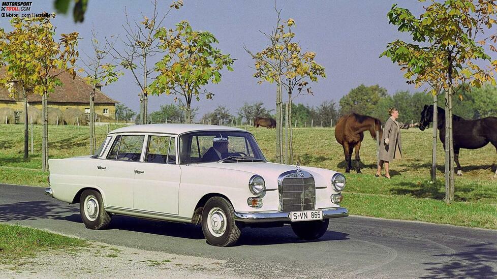 Markante Peilstege an den hinteren Kotflügeln zeichnen die 1961 eingeführte Generation der oberen Mittelklasse von Mercedes-Benz aus. Das Designdetail bringt der Baureihe ihren Beinamen 