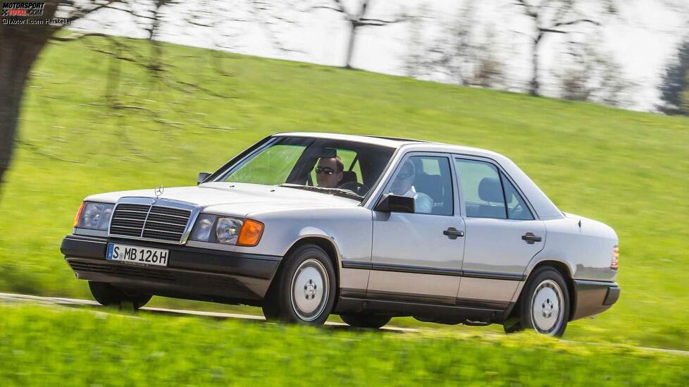 Die 1984 vorgestellte Baureihe 124 ist die erste Fahrzeugfamilie von Mercedes-Benz, die vom Jahr 1993 an den Namen ?E-Klasse? trägt. Konsequenter Leichtbau und optimierte Aerodynamik reduzieren den Verbrauch und ermöglichen noch bessere Fahrleistungen als bei den Vorgängern.
Diese Generation der E-Klasse ist mit gleich vier Karosserievarianten so vielfältig wie nie zuvor: Im November 1984 stellt die Stuttgarter Marke zunächst die Limousinen (W 124) vor. Es folgen das T-Modell (1985, S 124), das Coupé (1987, C 124) und schließlich erstmals in der jüngeren Geschichte der E-Klasse ein Cabriolet (1991, A 124).
Das Cabriolet spielt eine besondere Rolle für die Entwicklung des Modellprogramms von Mercedes-Benz. Denn es ist nach 20 Jahren das erste viersitzige, offene Fahrzeug der Marke mit dem Stern. Die 1989 eingeführte Limousine mit langem Radstand (V 124) und Fahrgestelle für Sonderaufbauten runden das Typenprogramm ab.
Zur Markteinführung der Baureihe 124 im Jahr 1985 sind drei Typen mit Dieselmotor (200 D, 250 D und 300 D), der Typ 200 mit 2,0-Liter-Vergasermotor sowie vier Ottomotor-Varianten mit Benzineinspritzung (200 E, 230 E, 260 E und 300 E) erhältlich. Die Leistung reicht von 53 kW (72 PS) im 200 D bis 140 kW (190 PS) im 300 E.
In neue Dimensionen stößt die Baureihe 124 im Jahr 1990 vor, als der Mercedes-Benz 500 E Premiere hat, das erste Achtzylindermodell in der Geschichte der E-Klasse. Die 240 kW (326 PS) starke Hochleistungslimousine unterscheidet sich nur durch etwas voluminösere Kotflügel, eine leicht tiefergelegte Karosserie und eine modifizierte Bugschürze mit eingelassenen Nebelleuchten von den übrigen Modellen der Baureihe 124. Der dezente Auftritt macht dieses Automobil mit Fahrleistungen auf Sportwagenniveau, das in Manufakturfertigung bei Porsche montiert wird, umso spektakulärer.
Zum Spitzenmodell der Baureihe 124 wird der 1993 präsentierte E 60 AMG (280 kW/381 PS). Er ist das erste Hochleistungsautomobil der E-Klasse-Geschichte, das in Zusammenarbeit von Mercedes-Benz und AMG entsteht.