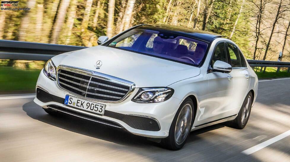 Mit der jüngsten Generation der E-Klasse fährt Mercedes-Benz 2016 in die Zukunft. Denn die Baureihe 213 bietet umfangreiche unfallvermeidende Systeme sowie Funktionen zum teilautomatisierten Fahren.
So hält beispielsweise der auf Wunsch erhältliche aktive Abstands-Assistent DISTRONIC auf allen Straßentypen automatisch den vom Fahrer eingestellten Abstand zu vorausfahrenden Fahrzeugen und folgt ihnen mit bis zu 210 km/h. Das aktive Mitlenken übernimmt die E-Klasse ebenfalls kooperativ.
Der Aktive Spurwechsel-Assistent hilft beim Spurwechsel, wenn der Blinker für mindestens zwei Sekunden gesetzt wird. Serienmäßig an Bord sind der Aktive Brems-Assistent, der notfalls auch autonom bremst, als auch der ATTENTION ASSIST mit einstellbarer Empfindlichkeit sowie ein Seitenwind-Assistent.
Die hochauflösenden MULTIBEAM LED-Scheinwerfer mit je 84 einzeln angesteuerten Hochleistungs-LEDs pro Scheinwerfer sorgen für eine präzise, automatisch gesteuerte Lichtverteilung. Das Neungang-Automatikgetriebe 9G-TRONIC ist Serienausstattung in der E-Klasse, das ebenfalls serienmäßige AGILITY CONTROL Fahrwerk oder DYNAMIC BODY CONTROL Fahrwerk kann auf Wunsch durch die Mehrkammer-Luftfederung AIR BODY ergänzt werden.
Das Interieur-Design der intelligentesten Business-Limousine wird digital. Das auf Wunsch erhältliche Widescreen-Cockpit besteht aus zwei hochauflösenden Displays mit jeweils 12,3 Zoll Diagonale, die optisch zu einer vermeintlich frei schwebenden Anzeige verschmelzen.
Berührungssensitive Touch-Controls im Lenkrad machen es erstmals möglich, viele Funktionen des Autos ähnlich dem Touchscreen eines Smartphones zu bedienen. Die Innenraumbeleuchtung mit LED-Technik lässt sich auf Wunsch zur Ambientebeleuchtung mit 64 Farben erweitern.