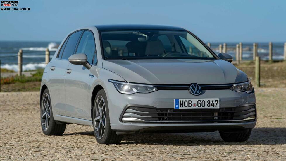 Was Peugeot und Opel schaffen, kriegt auch VW bei seinem Kompaktwagen hin: Die emissionsärmste Version des neuen Golf, der Golf 2.0 TDI mit 115 PS, emittiert mit 90 Gramm genauso wenig wie der Astra mit 105-PS-Diesel. Der Golf hat jedoch einen Vierzylinder mit 10 PS mehr unter der Haube.