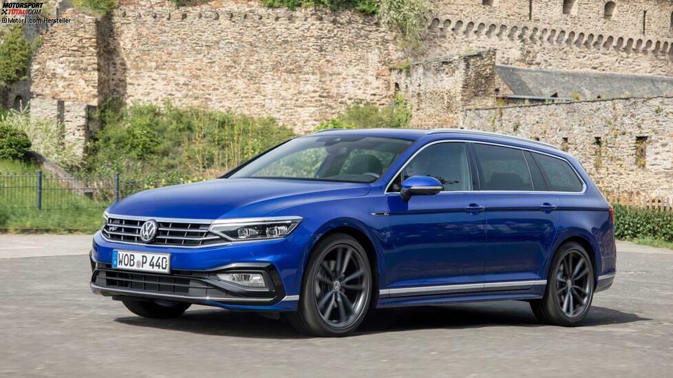 Last but not least: Der meistverkaufte Mittelklasse-Wagen musste bis zum Ende unserer Übersicht warten. Der aktuelle VW Passat (B8) startete im Herbst 2014 und bekam im Sommer 2019 ein Facelift. Den Kombi (Variant) gibt es mit den gleichen Motoren wie die Limousine. Weniger Auswahl hat man beim Passat Alltrack, dem Kombi mit Offroadoptik.
Als Motorisierungen für den Variant werden laut Preisliste derzeit angeboten: drei Turbobenziner (1.5 TSI mit 150, 2.0 TSI mit 190 oder 272 PS), zwei Diesel (2.0 TDI mit 150 oder 190 PS) und ein Plug-in-Hybrid-Antrieb (Passat GTE mit 218 PS). Den 272-PS-Benziner und den 190-PS-Diesel gibt es auch mit Allradantrieb.
Länge: 4.889 mmKofferraum: 650-1.780 LiterMotoren: 3 Turbobenziner, 2 Diesel, 1 Plug-in-HybridAntrieb: Front- oder Allradantrieb