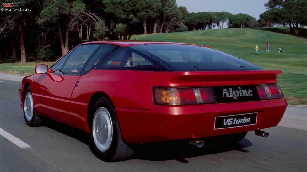 Mit der Alpine V6 GT präsentierte die Sportwagenmarke aus Dieppe im September 1984 das Nachfolgemodell der A310. Die bewährte Grundkonzeption aus Stahlrohrrahmen, Polyester-Karosserie, zwei plus zwei Sitzen sowie Heckmotor blieb unangetastet, allerdings verlängerte sich der Radstand um sieben Zentimeter, was sich positiv auf Fahrverhalten und Platzangebot auswirkte.
Außerdem wuchsen Länge und Höhe um 8,0 beziehungsweise 4,7 Zentimeter, was den Einstieg erleichterte. Für die Entwicklung zeichnete erstmals Renault komplett verantwortlich. So stammte etwa die glattflächig gezeichnete Kunststoffkarosserie aus der Feder von Renault Designchef Robert Opron.
Aus 2,8 Liter Hubraum stellte der V6 jetzt 116 kW/158 PS bereit. Mit 235 km/h Spitze war die Alpine V6 GT bei ihrem Verkaufsstart 1985 standesgemäß das schnellste Fahrzeug aus dem Renault-Konzern.
Den Titel sollte sie nicht lange halten, denn wenige Monate später erschien die Alpine V6 Turbo. Motorisiert mit dem 2,5-Liter-V6 aus dem Renault 25, den ein Single-Turbolader von Garrett mit 0,65 bar Ladedruck auf 147 kW/200 PS brachte, erreichte das neue Alpine Spitzenmodell die prestigeträchtige 250-km/h-Marke.
1987 legte Renault Alpine im Zuge der europaweit zunehmend strengeren Gesetzgebung eine Katalysator-Version des V6 Turbo nach. Durch die Abgasreinigung verringerte sich die Leistung auf 136 kW/185 PS. Der Fahrdynamik tat dies jedoch keinen Abbruch. Mit 243 km/h Spitze zählte auch die Kat-Alpine zu den Schnellsten auf der Straße.
