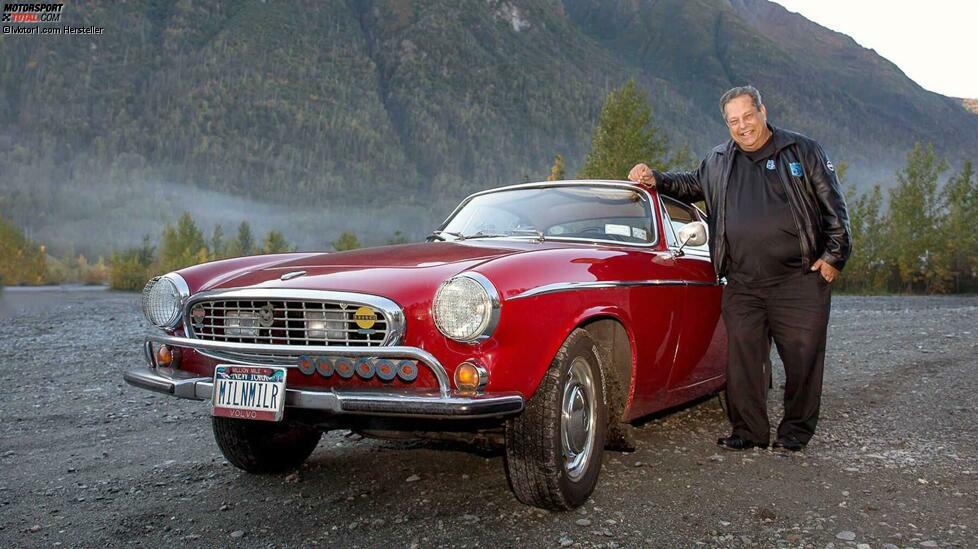 Unsereiner staunt ja schon über Autos, die 1 Million Kilometer auf dem Buckel haben. Das hätte Irv Gordon aus den USA vermutlich nur ein Lächeln abgenötigt. Kein Auto fuhr weiter als sein Volvo P1800. Gekauft hatte ihn der Amerikaner 1966 und fuhr ihn bis zu seinem Tod im Jahr 2018. Auf dem Tacho: 3.250.257 Meilen (5,23 Mio. Kilometer).
1998 stellte Gordon mit 1,69 Millionen Meilen seinen ersten Guinness-Weltrekord auf. Er erreichte 2002 zwei Millionen. Im Laufe der Jahre wechselte er nur zwei Mal den Motor. Das erste Mal war es bei 680.000 Meilen, obwohl es gar nicht nötig gewesen wäre, wie er selbst betonte. Der zweite Motor wurde im Jahr 2009 ersetzt, nachdem Gordon Schwierigkeiten hatte, die steilen Steigungen der Rocky Mountains zu bewältigen.