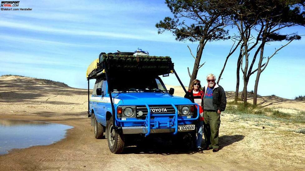 1984 kauften das von Autoexpeditionen träumende Ehepaar Emil und Liliane Schmidt einen neuen Toyota Land Cruiser 60, packten ein gemütliches Zelt aufs Dach und gingen, nachdem sie ihr Haus in der Schweiz für lange Zeit vermietet hatten, auf eine Reise ins Ungewisse.
Es ist kaum zu glauben, aber gerade jetzt - während Sie diese Zeilen lesen - stecken Emil und Liliana eine Stecknadel in den nächsten Ort auf der Karte und entdecken ein neues Land. Das wird aber immer schwieriger, denn die beiden haben auf ihrer Reise bereits über zweihundert angesammelt. Nach 36 Jahre stehen fast 800.000 Kilometer auf dem Zähler des Geländewagens.
Ein ähnlicher Abenteurer war Gunther Holtorf, der in 26 Jahren mit seinem 