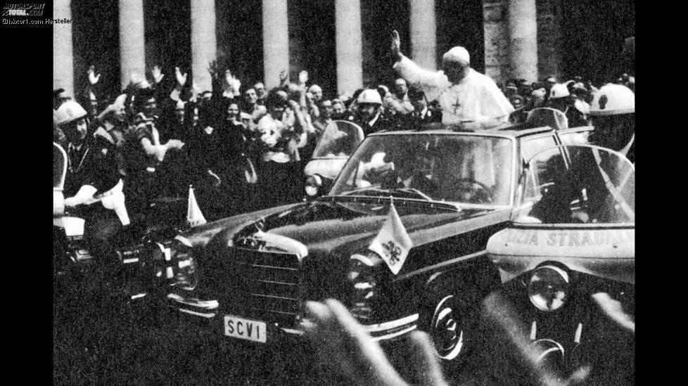 Häufig wurden die noblen Papst-Limousinen als Landaulet ausgeführt, damit sich der Pontifex den Gläubigen zeigen konnte. Auch der 1966er-Papstwagen aus Stuttgart, ein Mercedes 300 SEL, wurde als Landaulet ausgeführt. Auf diesem Bild erkennt man das Kennzeichen der Papstwagen: SCV 1. Auch SCV 4 (am Mercedes 460 Nürburg) und SCV 6 und 7 (an den Mercedes G-Modellen) wurde vergeben. Die drei Buchstaben stehen für 