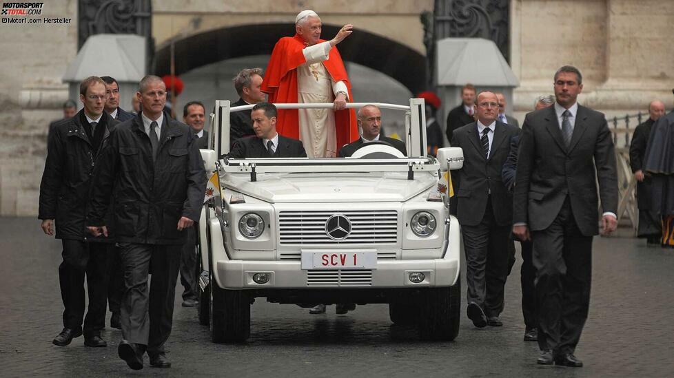 Auch Benedikt XVI. vertraute auf eine Mercedes G-Klasse, jedoch auf ein neueres Modell ohne Kuppelaufbau. So zeigt sich der Papst den Gläubigen im Vatikan im Rahmen der Generalaudienz auf dem Petersplatz.
Der G 500 entstand Ende 2007 und ersetzte den bisherigen Fiat Campagnola. Letzteren kennt mancher vielleicht von den Bildern des Papst-Attentats 1981. Bemerkenswert ist deshalb die Fülle von Leibwächtern neben dem Fahrzeug nicht. Gut zu sehen. Das Kennzeichen 