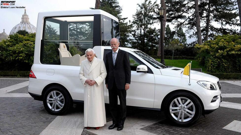 Ende 2012 bekam der damalige Papst Benedikt XVI. ein neues Papamobil auf Basis der M-Klasse. Der damalige Daimler-Vorstandschef Dieter Zetsche übergab den ML mit Sonderaufbau persönlich im Vatikan.
Gegenüber dem Vorgängerfahrzeug wurde die Kuppel deutlich vergrößert, was dem Papst ein verbessertes Raumangebot und einen komfortableren Einstieg ermöglicht. Auch wurde die Sicht auf Seine Heiligkeit durch eine erheblich größere Glasfläche und einen beleuchteten Innenhimmel verbessert.
Der Einstieg erfolgt im neuen Papamobil über eine große Hecktür. Der Thron in dem Glasaufbau ist mit dem gestickten Wappen des Heiligen Vaters versehen.