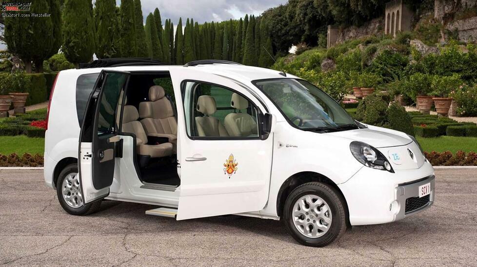 Schon seit September 2012 dienen zwei elektrisch betriebene Renault Kangoo Maxi Z.E. im Papst-Fuhrpark als Shuttle innerhalb des Vatikans. Die beiden Fahrzeuge wurden zusammen mit dem französischen Karosseriespezialisten Gruau speziell für die Anforderungen des katholischen Kirchenoberhaupts umgebaut.
Das 4,60 Meter lange und 1,80 Meter breite Elektro-Papamobil ist weiß lackiert und trägt links und rechts an den Türen jeweils das Papstwappen. Zwei extra angefertigte Einzelsitze ersetzen die serienmäßige Rücksitzbank. Die seitlichen Schiebetüren wurden durch hinten angeschlagene Portale ausgetauscht. Elektrisch ausfahrbare Trittstufen erleichtern dem Pontifex den Zugang zum Fond. Weitere Extras sind ein weit öffnendes Schiebedach sowie herausnehmbare Seitenscheiben.