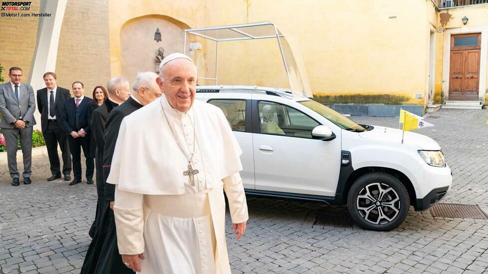 Papst Franziskus ist ein bescheidener Mann, auch in Sachen Autos. So wurde ihm kurz nach Amtsantritt ein alter Renault 4 geschenkt, den er angeblich selbst ausprobierte. Auch auf Auslandsreisen sieht man den Pontifex oft in relativ kleinen Fahrzeugen. So gesehen passt der zum Papamobil umgebaute Dacia Duster perfekt.
Bei dem Papamobil handelt es sich laut Dacia um eine umgebaute Version des Duster mit Allradantrieb. Das Fahrzeug verfügt über fünf Sitze, davon ein besonders komfortabler Sitz im Fond. Hinzu kommen spezifische Lösungen, wie zum Beispiel ein großes Schiebedach im Fond, auf dem ein abnehmbarer Glasaufbau gesetzt werden kann und die um 30 Millimeter niedrigere Bodenfreiheit, um den Zugang an Bord zu erleichtern.
Das Papamobil hat eine weiße Außenlackierung und einen beigefarbenem Innenraum. Die Spezialversion wurde von der Dacia-Prototypenabteilung in Zusammenarbeit mit dem Karosseriebauer Romturingia gebaut.