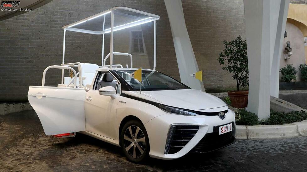 Jüngstes Mitglied in der Papamobil-Familie ist ein umgebauter Toyota Mirai mit Wasserstoff-Antrieb. Nachdem er im Juli 2020 schon zwei Smart Forfour mit Elektroantrieb erhielt, bekam der Pontifex nun einen Toyota Mirai geschenkt.
Die Wasserstoff-Limousine wurde eigens zum Papamobil umgebaut. Das Auto ist eines von zwei, die Toyota für die Japanreise von Papst Franziskus im November 2019 gebaut hat. 
Wie alle Autos des Heiligen Vaters ist der Spezial-Mirai komplett weiß lackiert. Das Dach wurde durch eine rechteckige Konstruktion mit Glasscheiben ersetzt. Darunter kann der Papst im Stehen fahren, wobei er sich an einem speziellen Sicherheitsgriff festhält. Wegen des hohen Gestells ist der Mirai del Papa nicht nur über fünf Meter lang sondern auch stattliche 2,70 Meter hoch.
 So wird Franziskus künftig lautlos und umweltfreundlich fahren. Allein das Auftanken wird in Rom ein Problem sein. Es gibt offenbar nur eine einzige Wasserstoff-Tankstelle, und zwar im Stadtteil Magliana im Südosten der Stadt. Dorthin fährt man etwa 15 Kilometer vom Vatikan.