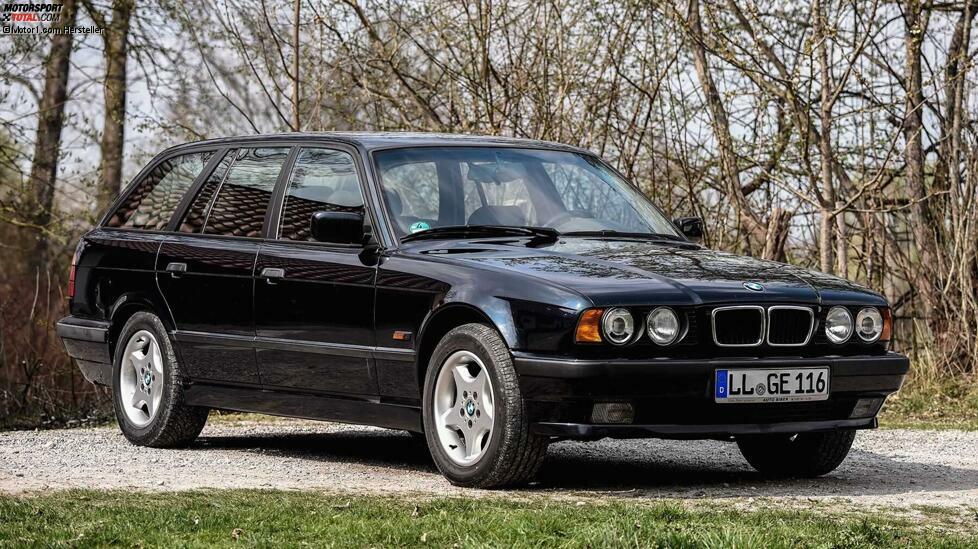 Bevor uns Kenner wütende Briefe schreiben: Auf dem Foto ist der erste BMW 5er Touring in der Facelift-Version ab 1994 mit der großen Niere zu sehen. Im September 1991 wurde erstmals beim 5er eine Kombi-Variante namens Touring eingeführt. Sie bot eine separat zu öffnende Heckscheibe. 
Ab 1992 gab es den 5er auch als Power-Kombi: Der M5 Touring punktete mit 340 PS. Am anderen Ende der Palette rangierte der zunächst 113 PS starke 518i.