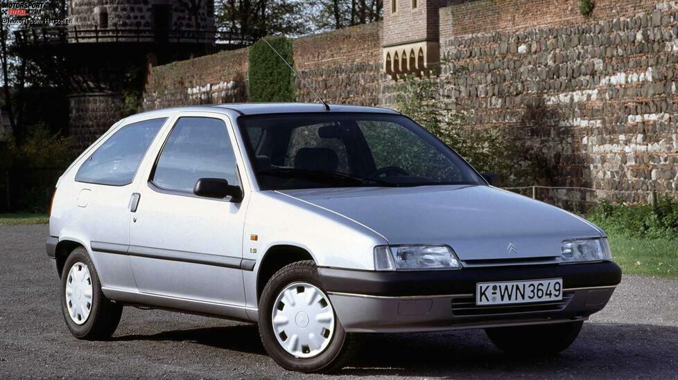 Attacke auf den VW Golf: Obwohl der Citroën GSA bereits 1986 eingestellt war, dauerte es mit einem Nachfolger bis 1991. Diverse modellpolitische Irrungen und Wirrungen zögerten die Entwicklung des neuen ZX hinaus. 
Doch trotz aller Qualitäten, etwa beim Rostschutz, konnte der Citroën ZX keine Glanzlichter setzen. Sein Design geriet recht schlicht und auch die markentypische Hydropneumatik suchte man vergebens.
Basismotorisierung in Deutschland war ein 1,4-Liter-Benziner mit 75 PS. Die dreitürige Variante wurde im Oktober 1992 zusammen mit der sportlichen Variante ZX 16V (152 PS) nachgereicht. 1994 folgte parallel zu einem Facelift die Kombiversion ZX Break, ab 1997 löste der Xsara die Baureihe ab. 
Mit Stufenheck lebte der ZX hingegen in China unter dem Namen Citroën Fukang noch bis 2009 weiter.