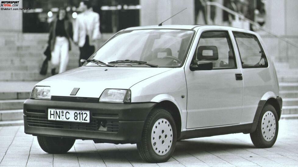 Revolution vor 30 Jahren bei Fiat: Nach Jahrzehnten von Kleinstwagen mit Heckmotor wanderte beim neuen Cinquecento der Motor endlich nach vorne. Das sorgte für überraschend viel Platz in dem nur 3,23 Meter langen Wagen.
Das recht nüchterne Design entstand tatsächlich in Italien, während man in Polen, wo der Vorgänger 126 vom Band lief, einen Prototypen namens Beskid 106 entworfen hatte. Dessen Optik tauchte später beim Renault Twingo wieder auf.
Doch zurück zum Cinquecento: Auf einigen Märkten gab es ihn mit einem 700-Kubik-Zweizylinder, hierzulande fuhr er meist mit 0,9-Liter-Vierzylinder und 40 PS. Durchaus spaßig geriet der Cinquecento Sporting mit farbigen Gurten, 1,1 Liter Hubraum und 55 PS für knapp über 700 Kilogramm Gewicht.
Über eine Million Exemplare des Fiat Cinquecento wurden gebaut, 1998 löste ihn der eng verwandte Seicento ab.
