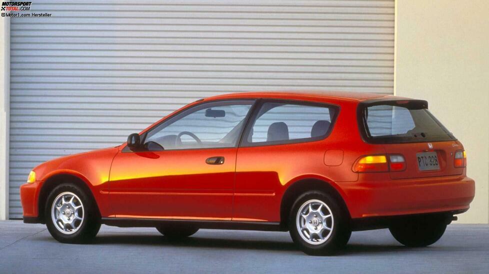 Rund ist Trumpf. So könnte das Motto von Honda anno 1991 gelautet haben.  Die fünfte Generation des Honda Civic wurde im Herbst 1991 vorgestellt und bis Anfang 1996 produziert.
Erst 1994 schob man einen Fünftürer nach. Wer bis dato hintere Türen wollte, musste zur Limousine greifen. Das Heck des Dreitürers wurde mit einer horizontal geteilten Heckklappe (dem so genannten Alligator-Tailgate) präsentiert. Sicherheitstechnisch wurde die fünfte Generation mit ABS und Euro-Airbag ausgestattet.
Das Motorenangebot beim Dreitürer reichte vom 1,3 Liter-Vergaser-Triebwerk mit 75 PS bis zum 1,6 Liter-Motor mit zwei obenliegenden Nockenwellen und VTEC-Technik mit 160 PS.