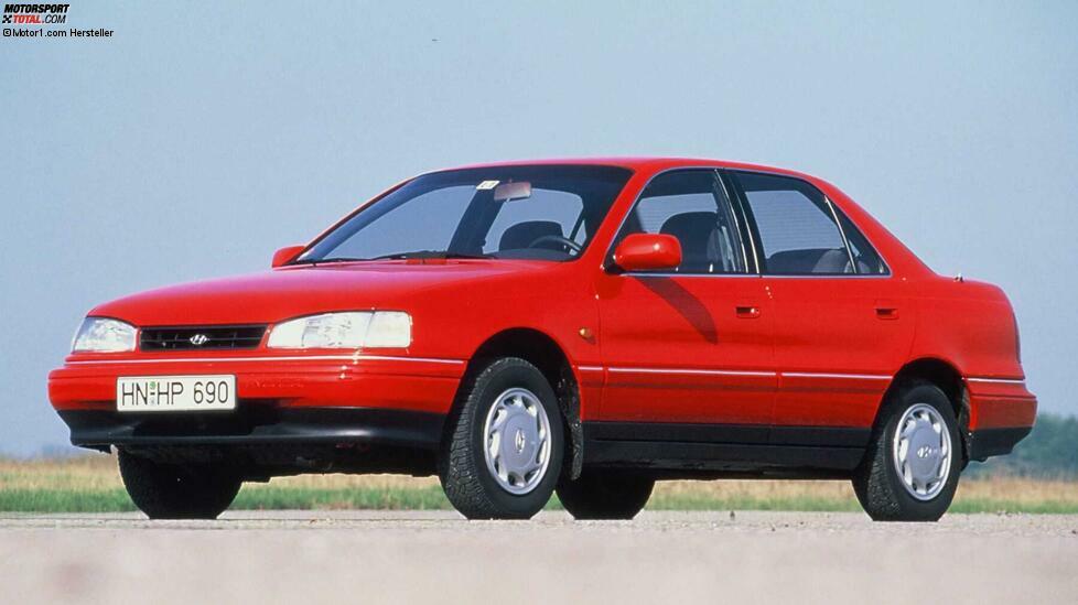 Mit Modellen wie dem Lantra wagte sich Hyundai im Jahr 1991 als erste Marke aus Südkorea auf den deutschen Markt. Punkten konnten der Lantra und die drei anderen Modelle zum Start mit großzügiger Serienausstattung zum günstigen Preis.
Der Rest war hingegen eher Hausmannskost: So handelte es sich bei den Motoren im Lantra um Lizenzaggregate von Mitsubishi. Leistung? 86 bis 126 PS. 
1995 wurde der Lantra von einem Nachfolgemodell mit gleichem Namen abgelöst. Als Erbe im Geiste kann heute der Hyundai i30 gelten.