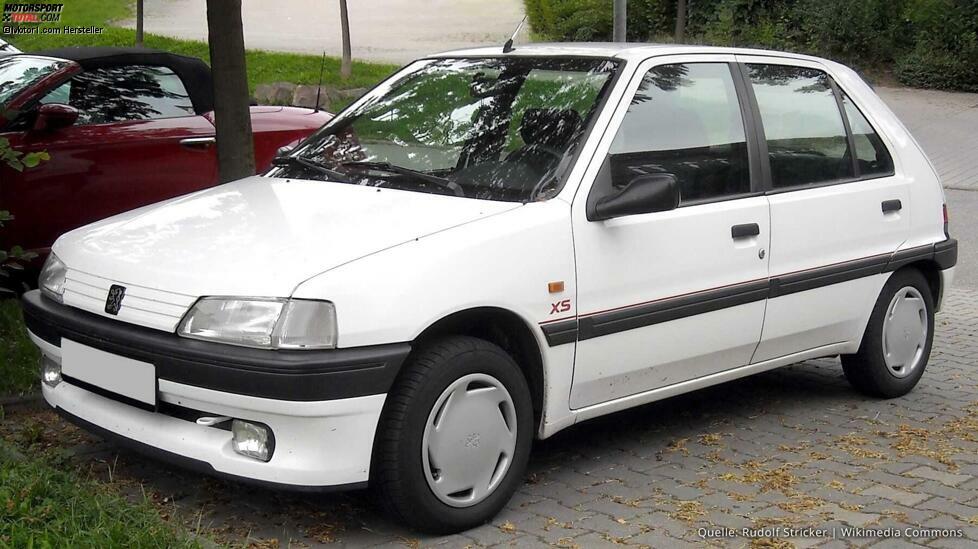 Der Peugeot 106 mag spontan als Nachfolger des 205 wirken, doch der 3,57 Meter kurze Wagen sollte ihn nicht direkt ersetzen. Stattdessen erweiterte der 106 das Modellprogramm nach unten. Die bis 1996 gebaute erste Serie basierte auf dem Citroën AX.
Und so reichte auch beim 106 die Motorenpalette vom 1,0-Liter-Benziner mit 45 PS bis zu zunächst 98 PS im 1.4 XSi. Diesel-Freunde bekamen ab 1993 den drei- und fünftürigen 106 auch mit 50 PS starkem Selbstzünder. 1994 ergänzte der scharfe 106 Rallye mit 103 PS das Angebot des maximal 900 Kilogramm schweren Kleinwagens.
Noch heute sieht man den Peugeot 106 im Straßenbild: Durch den Einsatz von verzinkten Blechen, Kunststoffradhausschalen und Hohlraumversiegelung wurde eine hohe Rostbeständigkeit erreicht.