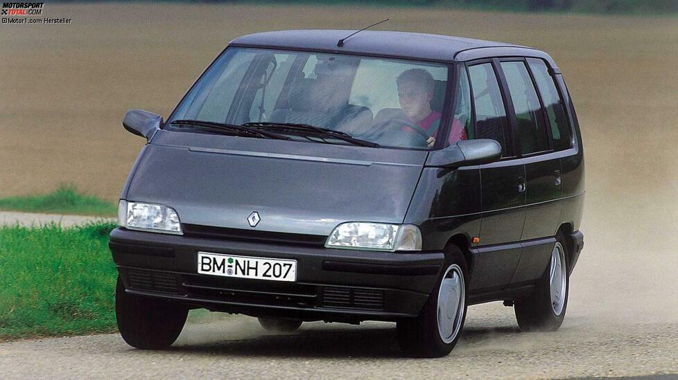 Inzwischen ist der Renault Espace in Richtung SUV mutiert und verkauft sich überschaubar. 1991 war das noch anders: Als die zweite Generation an den Start ging, hatte der Espace viele Van-Fans und zählte seit 1984 zu den Vorreitern dieses Segments.
Kein Wunder also, dass Renault beim 91er-Espace optisch nicht viel riskierte und weiterhin auf die inneren Qualitäten wie eine unglaubliche Geräumigkeit setzte. Dafür sorgte auch eine Längenzuwachs um 18 Zentimeter auf nun 4,43 Meter, während die technische Plattform eine Weiterentwicklung war.
Das Motorenangebot reichte bei den Benzinern von 103 PS aus 2,0 Hubraum bis zum 2,8-Liter-V6 mit 150 PS. In Sachen Diesel gab es einen 2,1-Liter mit 88 PS. Bis 1996 produzierte Renault die erkleckliche Zahl von über 300.000 Espace.