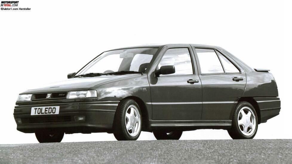 Seit dem Jahr 1986 gehört Seat zum Volkswagen-Konzern. Der 1991 vorgestellte Toledo war das erste Modell nach der Übernahme, das technisch auf VW-Komponenten basierte. Genauer gesagt: Golf II und III. Auf 4,32 Meter streckte sich der erste Toledo. Dazu kam ein Radstand von 2,47 Meter. Dieses Maß entsprach exakt dem des VW Golf II und III.
Die Besonderheit des ersten Seat Toledo war seine Karosserieform: Optisch sah er nach Stufenheck aus (beliebt in Südeuropa), es öffnete sich aber eine große Heckklappe. Mit günstigen Preisen und viel Kofferraum machte der erste Seat Toledo dem VW Jetta und Vento das Leben schwer.
Besonders in Ostdeutschland fand der Toledo seine Fans. Einstiegsmotor war ein 1,6-Liter-Benziner mit 71 PS, beliebt war der 1,8-Liter mit 88 PS. Das Höchstmaß an sportlichen Gefühlen bot bei der ersten Generation ein 150 PS starker Benziner. Im Herbst 1995 wurde der Seat Toledo I gründlich überarbeitet. Bis 1999 blieb er in Europa im Programm. Seinen Lebensabend verbrachte der erste Toledo in China. Dort lief er bis 2006 als Chery Fulwin vom Band.