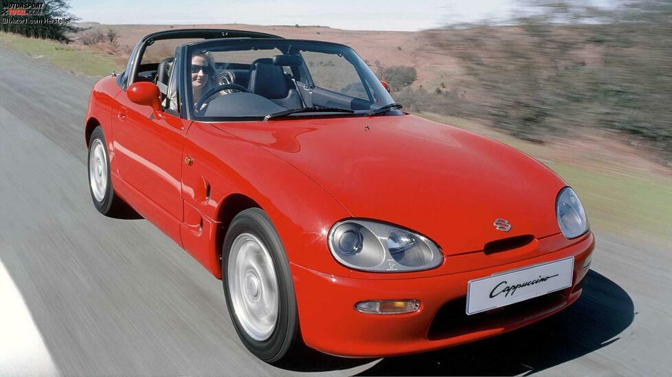 Einen kleinen Cappuccino, bitte! Die Abmessungen des Suzuki Cappuccino: 3,30 Meter lang, 1,39 Meter breit, 1,18 Meter hoch und ein Radstand von 2,06 Meter. Länge und Höhe weisen auf seine Abstammung hin: 3,30 Meter und 1,40 Meter waren 1991 die Grenzwerte für Kei-Cars.
Jene meist würfelförmigen Mobile, die in Japan vor allem deswegen wie geschnitten Brot laufen, weil man für sie keinen Parkplatz nachweisen muss. Nicht so schlimm, sagen Sie? Nun ja: In Tokio werden dafür pro Monat locker 400 Euro und mehr fällig. Dank eines Turbos holt der Cappuccino aus nur 657 Kubik 64 PS, die auf 725 Kilogramm Gewicht (leer, wohlgemerkt) treffen.
Nur 120 Exemplare fanden 1994 offiziell ihren Weg nach Deutschland. Insgesamt wurde der Bonsai-Suzuki bis 1998 rund 27.000-mal gebaut.