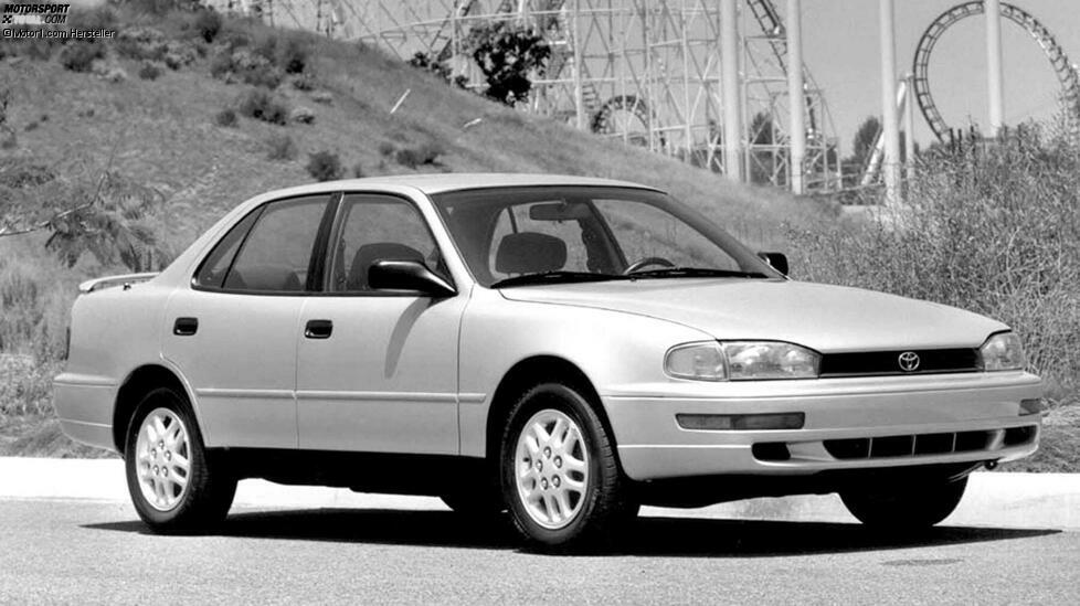 In den USA zählt der Toyota Camry schon lange zu den meistverkauften Modellen, hierzulande hatte er es immer schwierig gegen die deutschen Platzhirsche. Erst clevere Gebrauchtwagen-Kunden erkannten die Qualitäten des Camry, so auch des 1991 vorgestellten Modells.
Die 4,72 Meter lange Limousine und der Kombi (ab 1992) mit seinen ungewöhnlichen zwei Heckscheibenwischern trugen Benziner zwischen 2,2 und 3,0 Liter unter der Haube. 1996 wurde die Baureihe abgelöst.