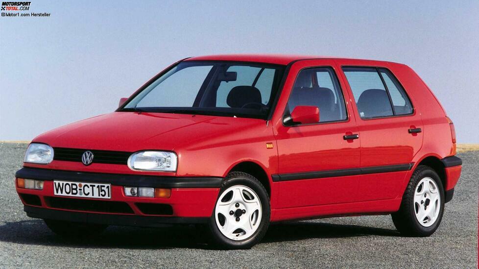 In den 1990er-Jahren war die dritte Generation des VW Golf allgegenwärtig. Während die beiden ersten Generationen beim Design mehr evolutionär waren, schaute der Golf III aus großen Rechteckscheinwerfern. Am Heck waren die Parallelen zum Golf II noch rudimentär in Gestalt der Rückleuchten sichtbar, die Ladekante hatte VW entschärft.
Doch wo Licht war, gab es auch Schatten. In den ersten Baujahren enttäuschte der Golf III bei der Qualität, selbst Rost geriet wieder zu einem größerem Problem.  Für ein Highlight sorgte hingegen der VR6 mit 174 PS starkem Sechszylinder. 
1993 hatte Volkswagen auf der Basis des dritten Golf zudem endlich ein neues Cabriolet präsentiert, es behielt den charakteristischen Überrollbügel. Im gleichen Jahr erfüllte VW einen langgehegten Kundenwunsch: Mit dem ersten Golf Variant mussten Stauraum-Liebhaber nicht mehr zum Opel Astra oder Ford Escort schielen. Schon 1992 war der Stufenheck-Golf erneuert worden, aus dem Jetta wurde der Vento.
1997 lief die dritte Generation des VW Golf nach 4,83 Millionen gefertigten Fahrzeugen aus, der Variant wurde erst 1999 abgelöst.