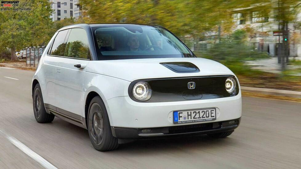 Als PS-starken Boliden ist der Honda e eigentlich nicht bekannt geworden. Dieses Auto fällt einem ein, wenn man ein Beispiel für ein besonders schickes Elektroauto sucht. Aber mit 154 PS (oder 113 kW) gehört der kleine e doch zu den stärkeren Kleinwagen. 
In Sachen Sprint darf man jedoch nicht zu viel verlangen, denn der Honda e ist mit 1,6 Tonnen ziemlich schwer - der (größere!) Honda Jazz ist 300 Kilo leichter. So braucht das Auto 8,3 Sekunden für die Standardaufgabe, und schon bei 145 km/h ist Schluss. Wer es mit der Geschwindigkeit übertreibt, wird auch nicht die angegebene Reichweite von 222 Kilometern (nach WLTP) schaffen. Die Fahrleistungen rechtfertigen den hohen Preis nicht, aber der Honda e ist eben doch sehr schick - und gut ausgestattet obendrein.

Motor: Elektromotor
Leistung: 154 PS (113 kW) (mit Advance-Paket)
Drehmoment: 315 Nm
Antrieb / Getriebe: Heckantrieb / Einganggetriebe
0-100 km/h: 8,3 Sek.
Spitze: 145 km/h
Preis: 37.042 Euro (mit Advance-Paket)