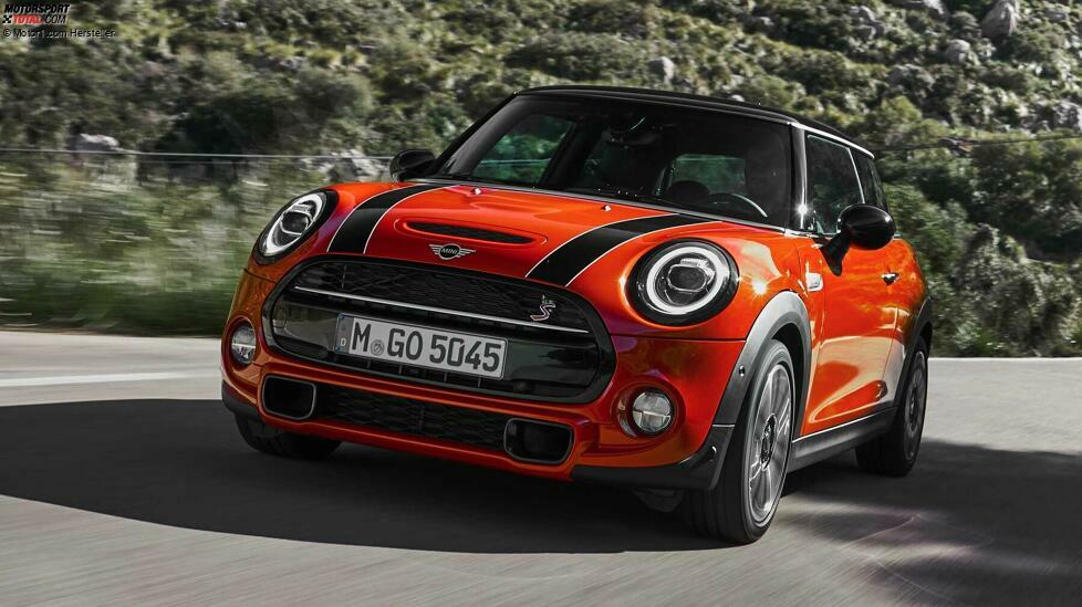 Der Mini Cooper S hat einen Zweiliter-Turbobenziner mit stattlichen 178 PS unter der Haube. Wir verraten aber wohl kein Geheimnis, wenn wir sagen, dass damit das Ende der Fahnenstange noch nicht erreicht ist - es kommen noch stärkere Minis.
Der Cooper S sprintet in 6,8 Sekunden auf 100 km/h, wenn die serienmäßige Handschaltung an Bord ist, oder in 6,7 Sekunden mit dem Siebengang-Doppelkupplungsgetriebe. Die Spitze liegt in beiden Fällen bei 235 km/h. Mit unter 26.000 Euro ist der Cooper S für diese Fahrleistungen und für das Premiumsegment erstaunlich günstig.

Motor: 2,0-Liter-Turbobenziner, 4 Zylinder
Leistung: 178 PS
Drehmoment: 280 Nm
Antrieb / Getriebe: Frontantrieb / Sechsgang-Schaltung oder Siebengang-DKG
0-100 km/h: 6,7 Sek. (DKG)
Spitze: 235 km/h
Preis: 25.637 Euro