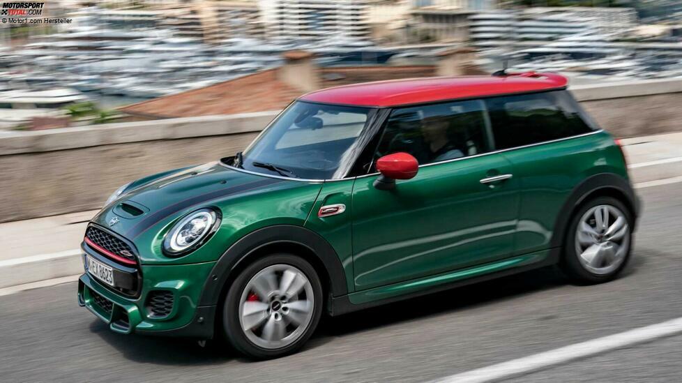 Gerade noch aufs Treppchen schafft es der Mini John Cooper Works auf Basis des Dreitürers. Er  bringt es mit seinem Zweiliter-Vierzylinder auf 231 PS.
Mit der serienmäßigen Sechsgang-Schaltung braucht der nur 3,85 Meter lange Winzling 6,3 Sekunden, um auf 100 km/h zu kommen, die Version mit Achtgang-Automatik ist sogar noch 0,2 Sekunden schneller. Auf der Autobahn erreicht der Mini JCW fast Tempo 250 - gut dass er ein grundsolides Fahrwerk hat.

Motor: 2,0-Liter-Turbobenziner, 4 Zylinder
Leistung: 231 PS
Drehmoment: 320 Nm
Antrieb / Getriebe: Frontantrieb / Sechsgang-Schaltung oder Achtgang-Automatik
0-100 km/h: 6,3 Sek. (Schaltversion)
Spitze: 246 km/h
Preis: 31.388 Euro (Schaltversion)